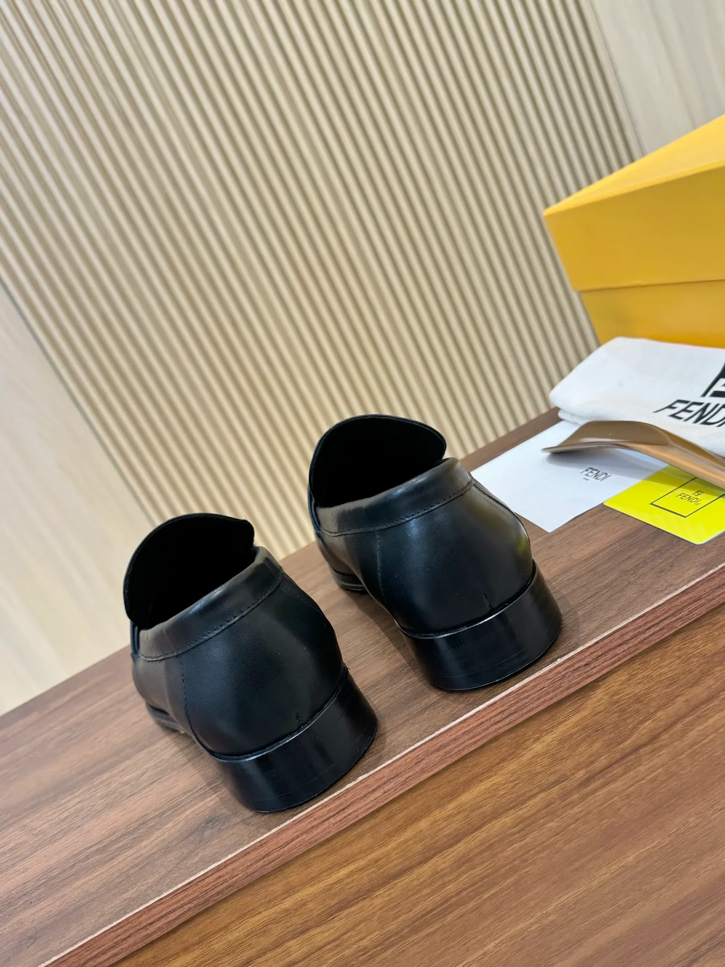 [FENDI] Top P: 980💰 ▪️Size: Men's 39-44. (Customized at 38.45.46) Fendi men's business casual leather shoes Imported brand cloth/calfskin/open edge beads/brand logo printing -Inside: Comfortable cowhide lining -Outsole: Genuine leather outsole with rubber backing embedded in the heel, perfect injection molding -Ultra-high quality control·Fine workmanship: highlighted (high-end·luxury·grade)